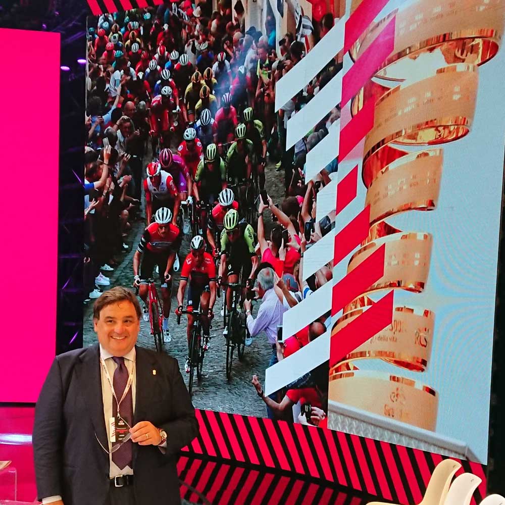 Salotto Cilento La cravatta dedicata all'edizione 2020 del Giro d Italia